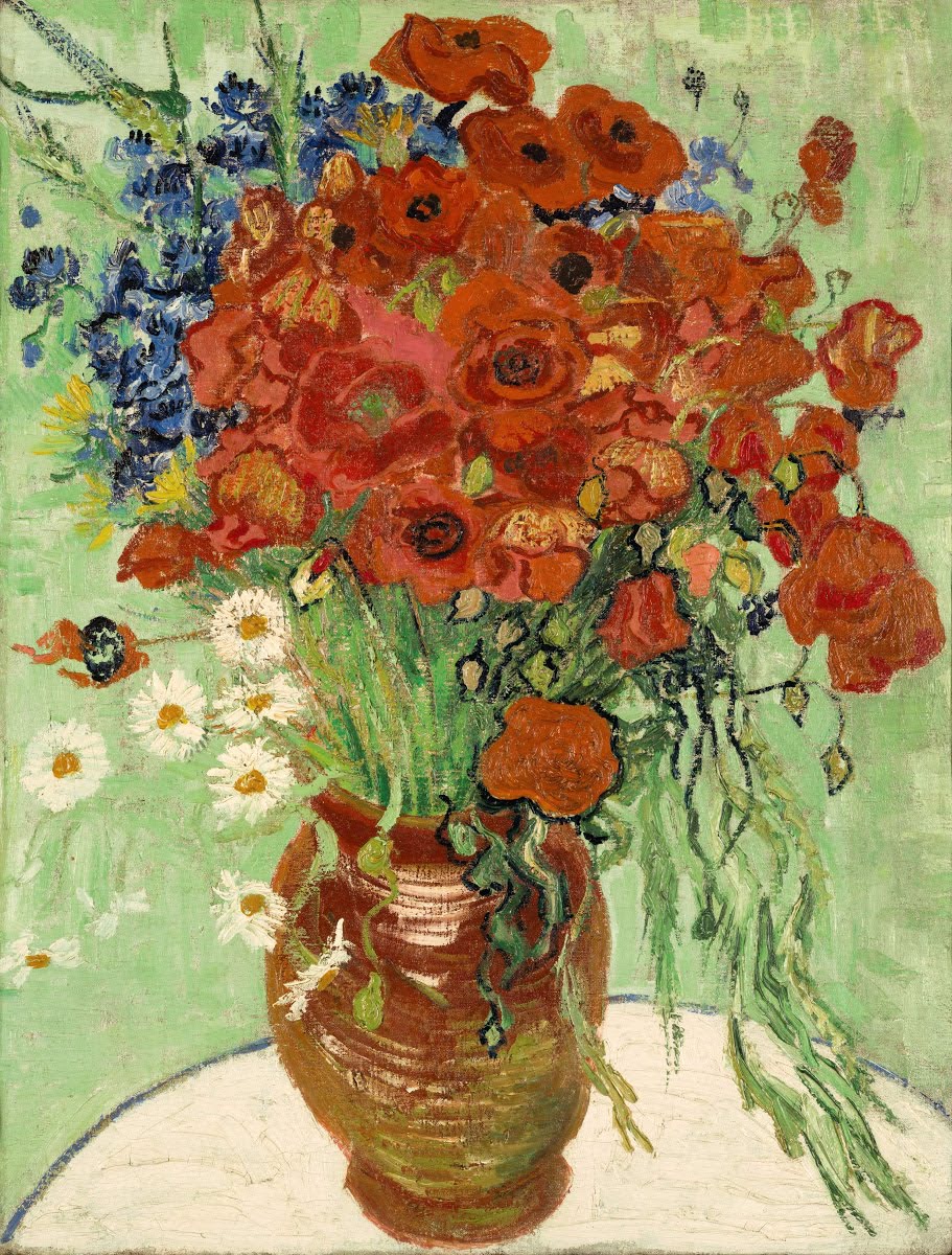 Jarrón con flores rojas, blancas y azules sobre un fondo verde